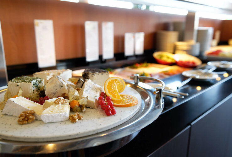 Cheese platter with nuts, fruit and orange slices on a buffet at the ATLANTIC Hotel Galopprennbahn Bremen.