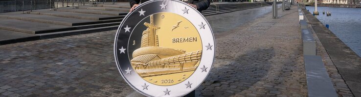 Bild der 2 Euro Münze vor dem ATLANTIC Hotel und Klimahaus Bremerhaven