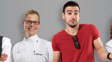 Vier Hotelmitarbeiter in verschiedenen Uniformen stehen vor grauem Hintergrund.