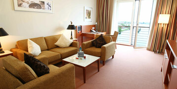 Wohnzimmer der Superior Suite im ATLANTIC Hotel Wilhelmshaven 