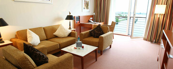 Wohnzimmer der Superior Suite im ATLANTIC Hotel Wilhelmshaven 