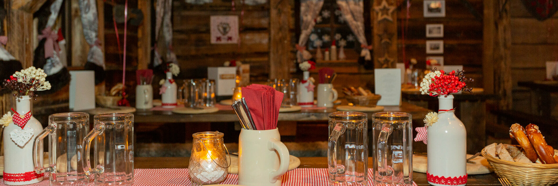 Cozy, rustic room in the ATLANTIC Grand Hotel Bremen, decorated with checkered lanterns and laid tables.