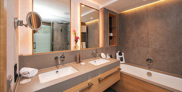 Zwei Waschbecken und die Badewanne im modernen Badezimmer