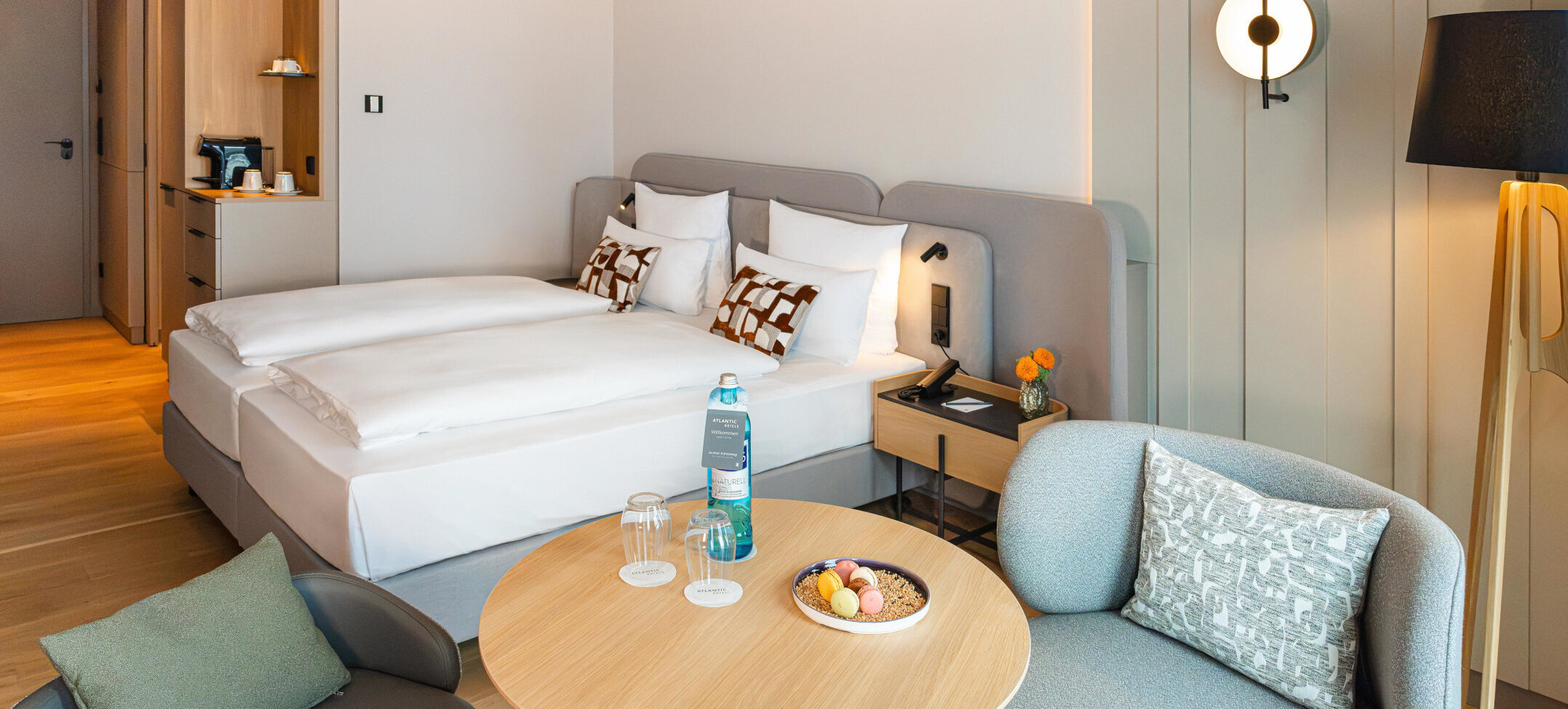 Blick auf Bett und die Sitzecke im Superior Doppelzimmer.