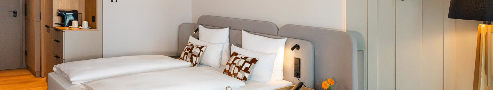 Blick auf Bett und die Sitzecke im Superior Doppelzimmer.