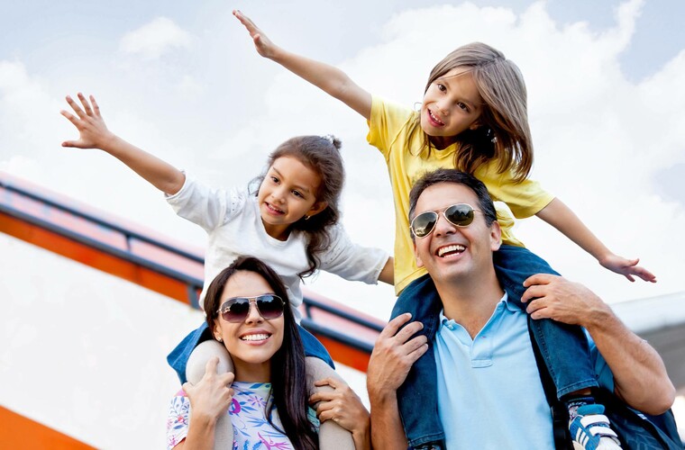 Familie am Flughafen Bremen beim ATLANTIC Hotel Airport in Bremen