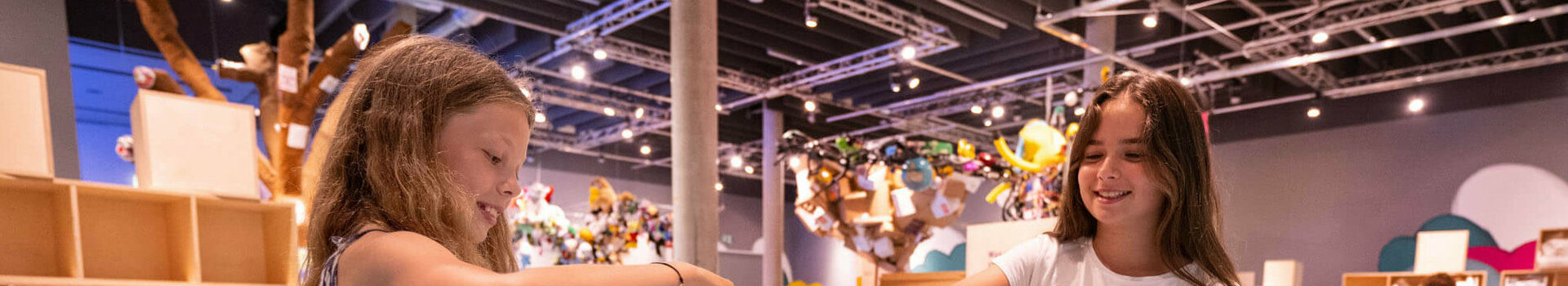Two girls building with wooden blocks at the ATLANTIC Hotel Universum Bremen.