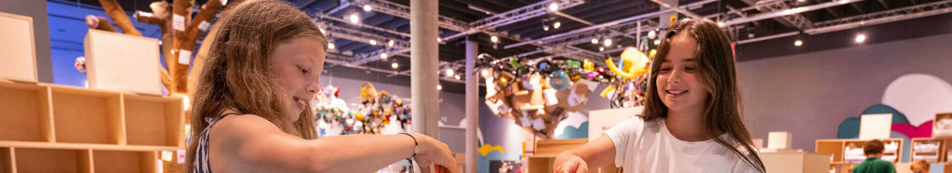 Sonderausstellung Wolkenkuckucksheim im Universum | ATLANTIC Hotel Universum Zwei Mädchen bauen mit Holzklötzen im ATLANTIC Hotel Universum Bremen.