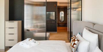 Blick vom Bett ins Zimmer.