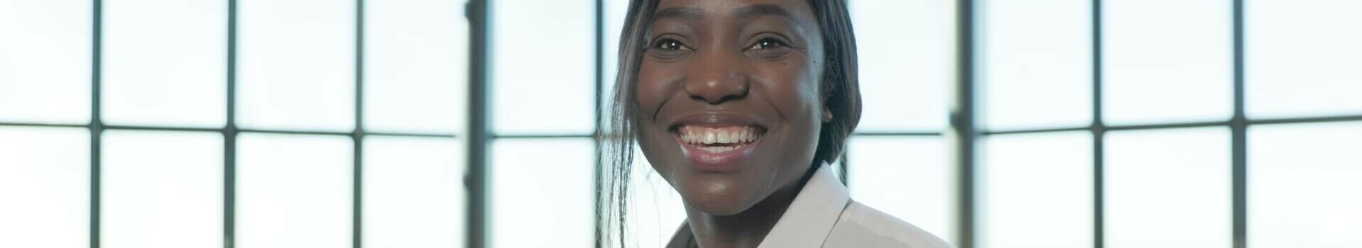 Moin und herzlich willkommen l ATLANTIC Hotel Airport Lachende Mitarbeiterin des ATLANTIC Hotel Airport