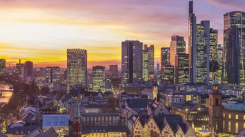 Die Frankfurter Skyline bei Sonnenuntergang.