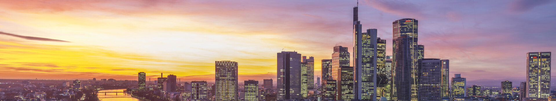 Die Frankfurter Skyline bei Sonnenuntergang.