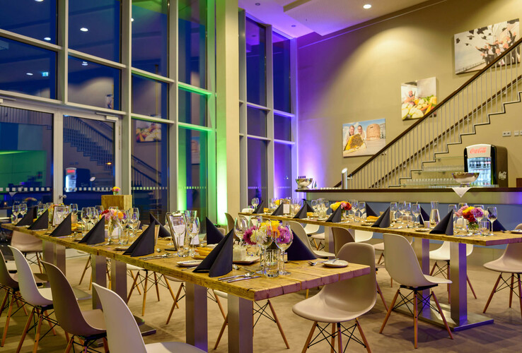 Modernes Restaurant im ATLANTIC Hotel Sail City mit gedeckten Tischen, großen Fenstern und stilvoller Beleuchtung.