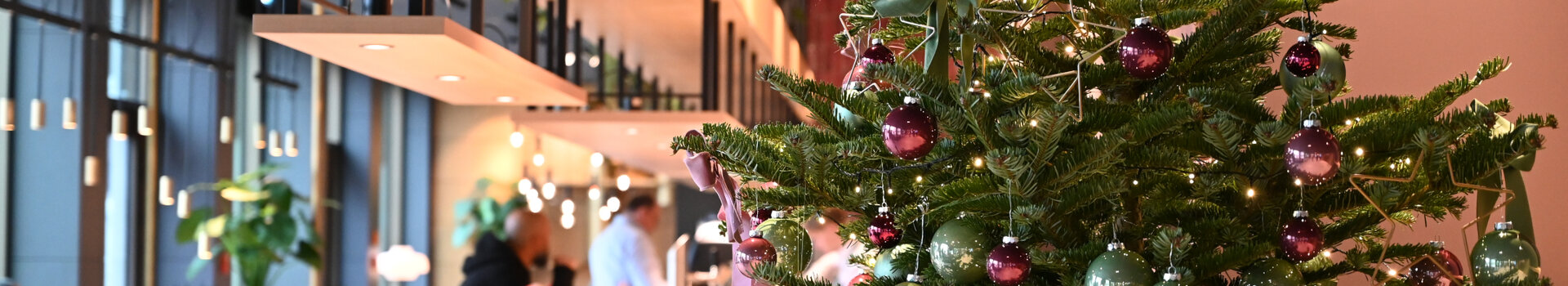 Ein Weihnachtsbaum in der Lobby des ATLANTIC Hotel Heidelberg