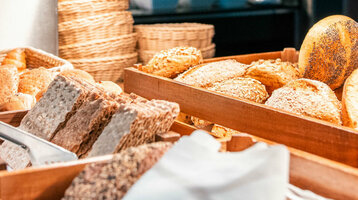 Nahaufnahme des Brotkorbes und der Brötchen am Frühstücksbuffet