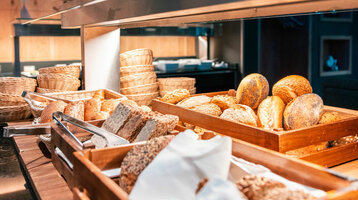 Nahaufnahme des Brotkorbes und der Brötchen am Frühstücksbuffet