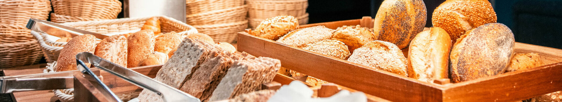 Nahaufnahme des Brotkorbes und der Brötchen am Frühstücksbuffet