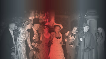 Darsteller des Krimi Dinners in Kostüm im ATLANTIC Hotel Sail City