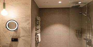 Große Regendusche im Badezimmer.