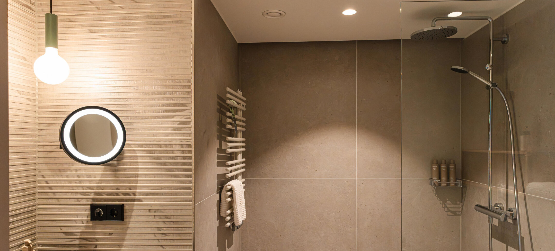 Große Regendusche im Badezimmer.