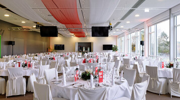 Function room Saal 1 at the ATLANTIC Hotel Galopprennbahn Elegant banquet hall in the ATLANTIC Hotel Galopprennbahn, Bremen, with white-clothed tables and a large window front.