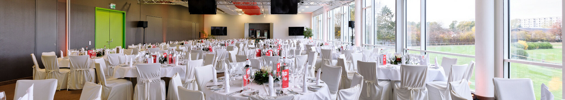 Saal 1 im ATLANTIC Hotel Galopprennbahn Eleganter Bankettsaal im ATLANTIC Hotel Galopprennbahn, Bremen, mit weiß eingedeckten Tischen und großer Fensterfront.