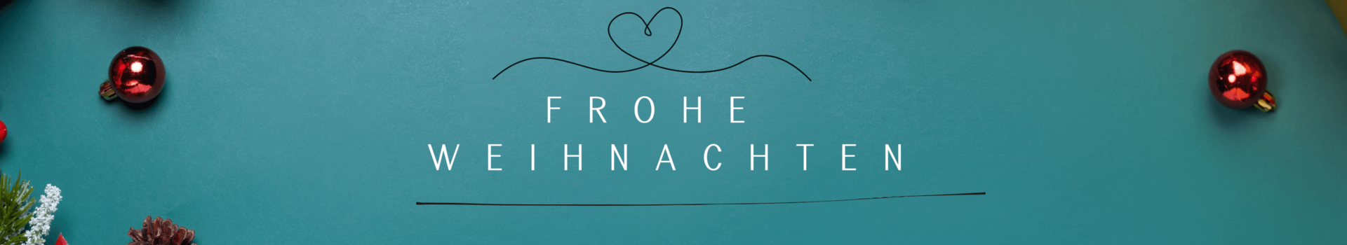Weißer Text auf blauem Hintergrund: "Frohe Weihnachten", mit Tannenzweigen und Baumkugeln daneben.
