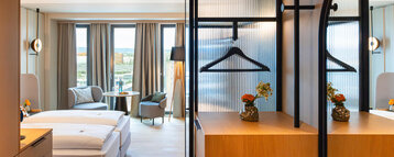 Blick ins Zimmer mit modernen Möbeln und Holzakzenten.