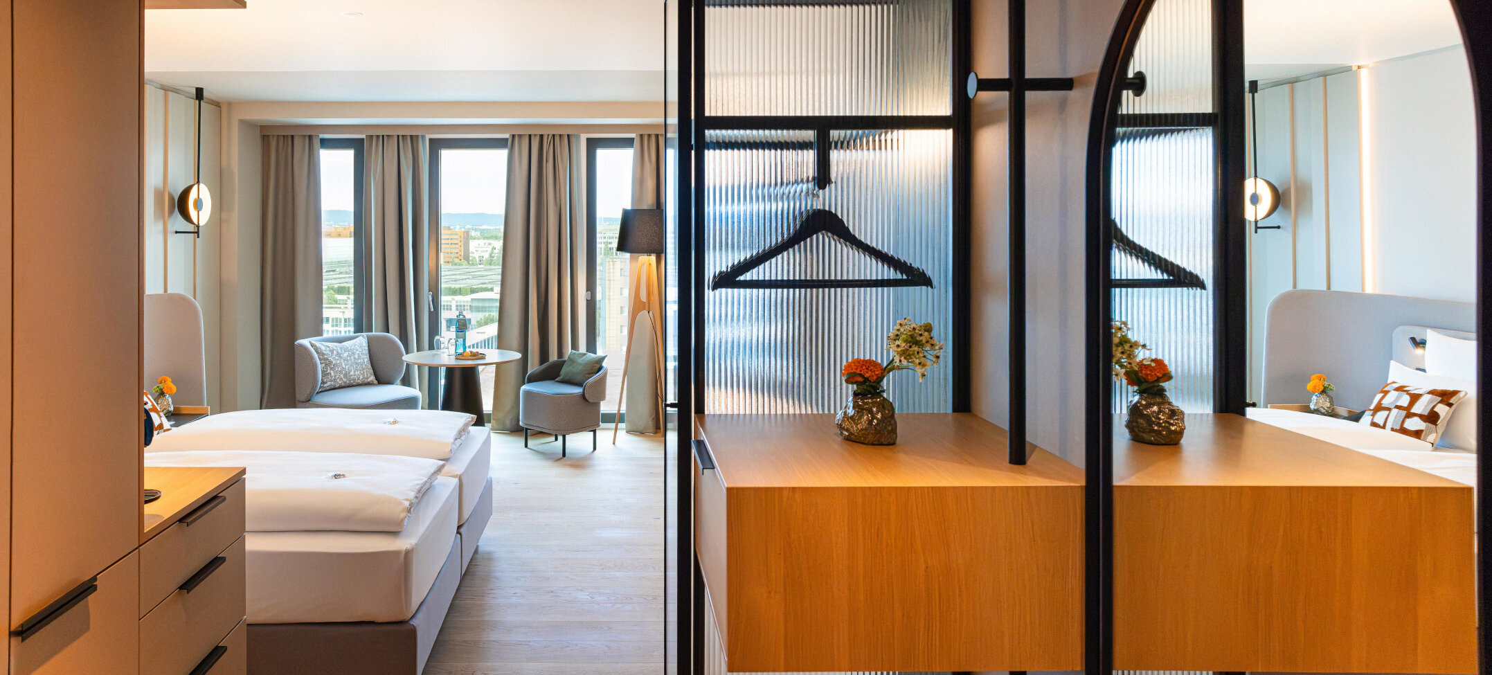 Blick ins Zimmer mit modernen Möbeln und Holzakzenten.
