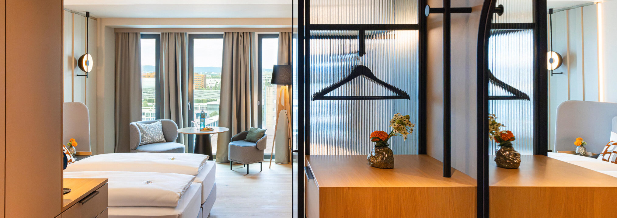 Blick ins Zimmer mit modernen Möbeln und Holzakzenten.