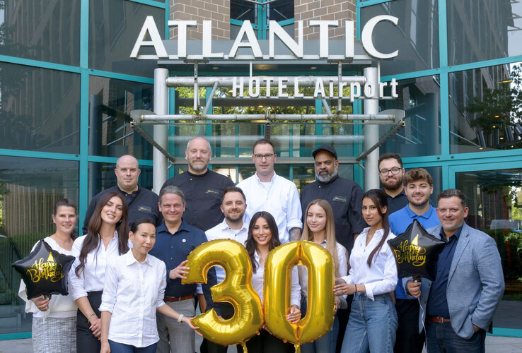 30 Jahre ATLANTIC Hotel Airport in Bremen Das Team zum 30-jährigen Jubiläum vom ATLANTIC Hotel Airport Bremen vor dem Haupteingang