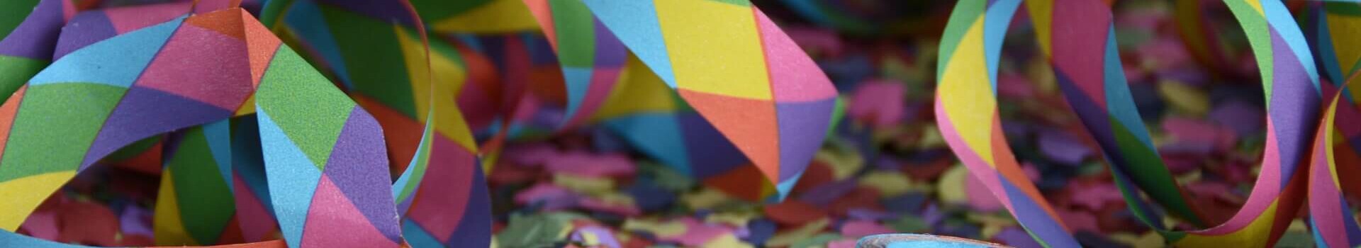 ATLANTIC Hotels Spende an Klinikclowns Bunte Luftschlangen und Konfetti auf einem Tisch, ideal für festliche Dekorationen im Hotel.