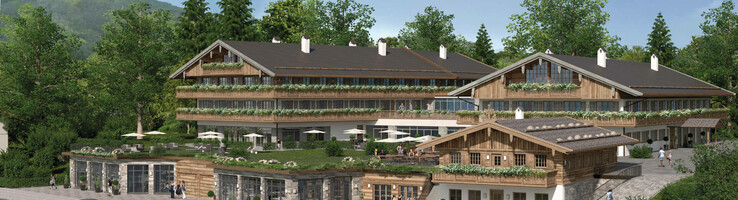 Alpenhotel mit Holzfassade, umgeben von Bäumen, Terrasse mit Sonnenschirmen, Berg im Hintergrund, Autos und Fußgänger vorne.