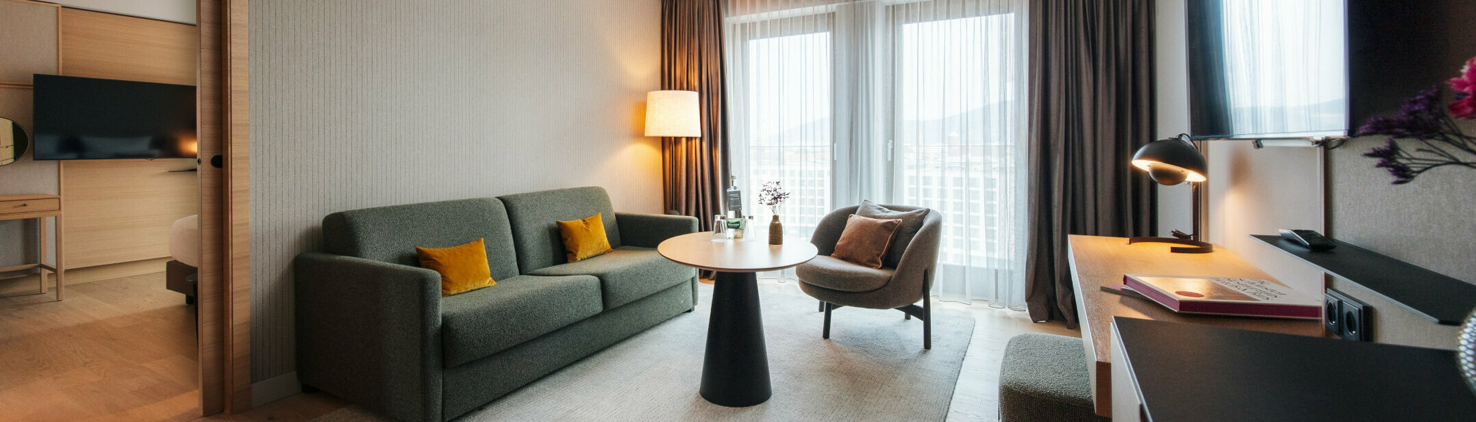 Blick auf die Sitzecke mit Sofa im Wohnbereich