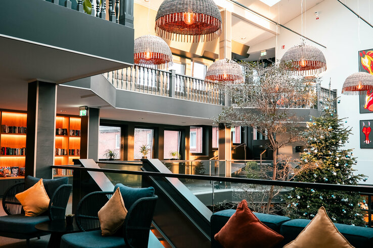 Die Aussicht auf die Lobby von der Empore aus.