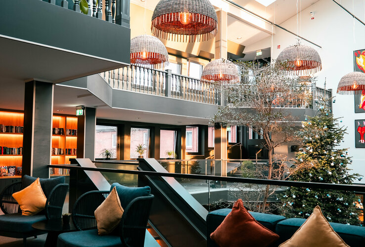 Die Aussicht auf die Lobby von der Empore aus.