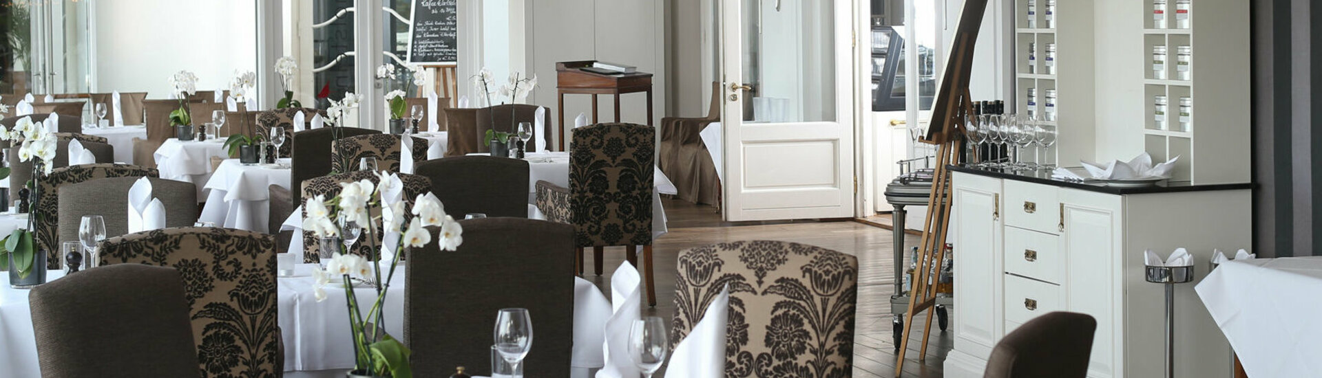 Restaurant Holstein's Seven C's Bar Davidoff Lounge