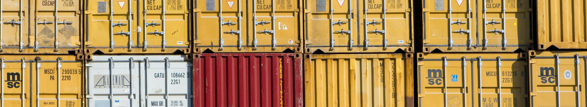 Gestapelte bunte Schiffscontainer am Hafen, symbolisieren maritime Atmosphäre in Bremerhaven.