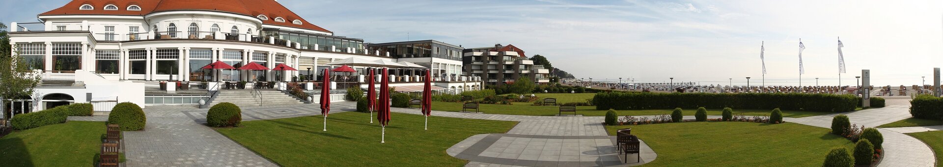 ATLANTIC Grand Hotel Travemünde Außenansicht und Parkanlage Das ATLANTIC Grand Hotel Travemünde mit gepflegtem Garten, Terrasse und Blick auf die Ostsee.