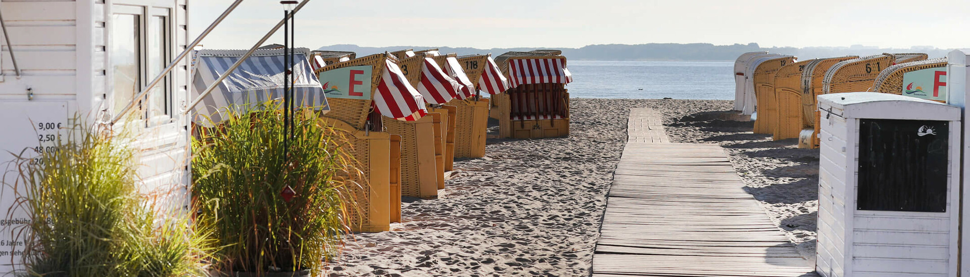 Strand Travemünde Strand mit Holzweg, Strandkörben und Blick aufs Meer am ATLANTIC Grand Hotel Travemünde.