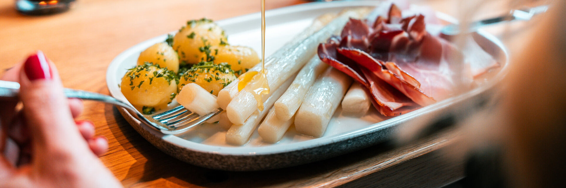 Leckerer Spargel, Petersilienkartoffeln und geräucherter Schinken im Restaurant CHALET