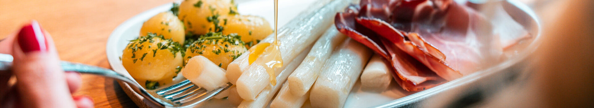 Leckerer Spargel, Petersilienkartoffeln und geräucherter Schinken im Restaurant CHALET
