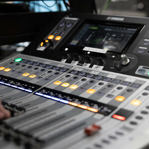 Mischpult mit leuchtenden Tasten und Bildschirm, Hand justiert Regler. Ideal für Veranstaltungen im ATLANTIC Grand Hotel Travemünde.