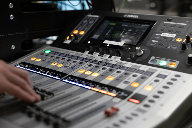 Mischpult mit leuchtenden Tasten und Bildschirm, Hand justiert Regler. Ideal für Veranstaltungen im ATLANTIC Grand Hotel Travemünde.
