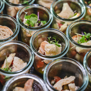 Kleine Gläser mit Brotstücken, Salat und Kräutern, elegant angerichtet im ATLANTIC Hotel Heidelberg.