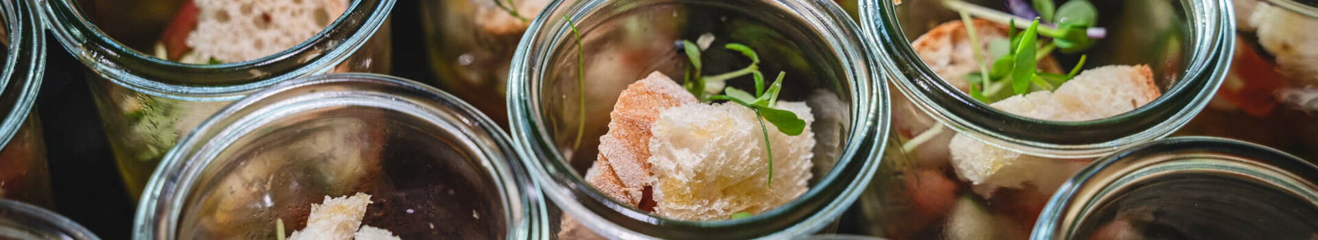 Kleine Gläser mit Brotstücken, Salat und Kräutern, elegant angerichtet im ATLANTIC Hotel Heidelberg.