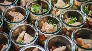 Kleine Gläser mit Brotstücken, Salat und Kräutern, elegant angerichtet im ATLANTIC Hotel Heidelberg.