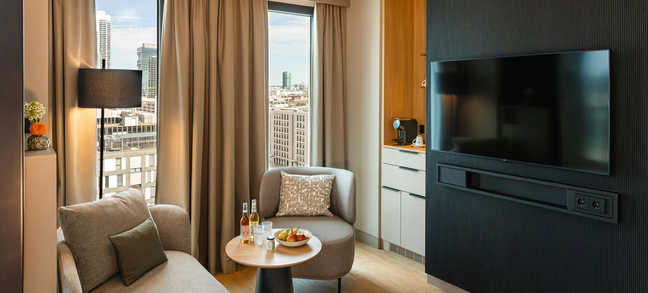 Sitzecke mit Fernseher und Kaffeestation in der Junior Suite.