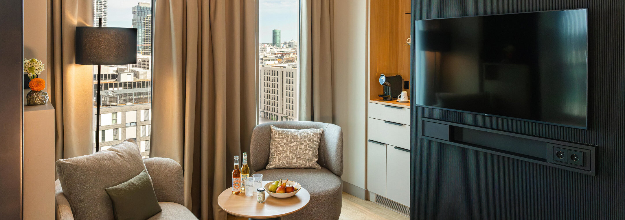 Sitzecke mit Fernseher und Kaffeestation in der Junior Suite.