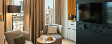 Sitzecke mit Fernseher und Kaffeestation in der Junior Suite.